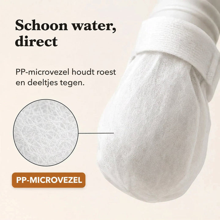 Close-up van een wit filterzakje met klittenband rond een kraanuiteinde, met een uitvergrote cirkel van de vezelstructuur. 3