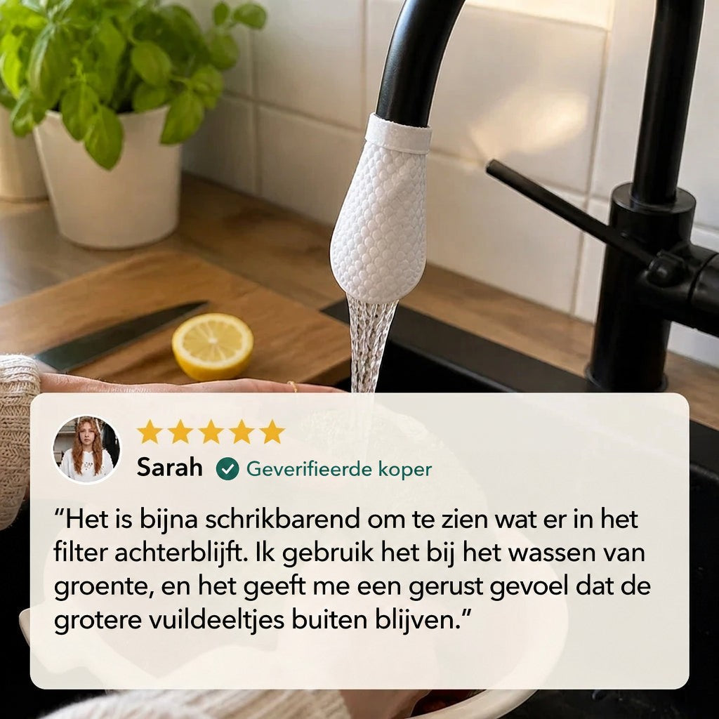 Wit gestructureerd filterzakje om een zwarte kraan waaruit water stroomt, met een halve citroen en basilicumplant op het aanrecht. 7