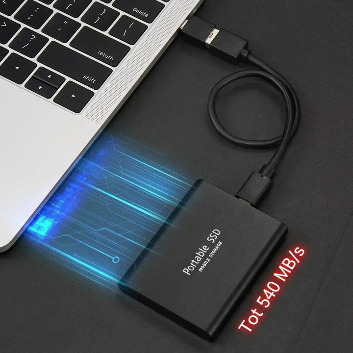 Zwarte externe SSD met kabel aangesloten op een laptop, met blauwe lichtstralen die de overdrachtssnelheid illustreren. 1