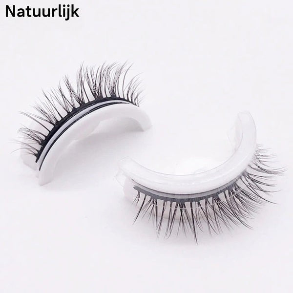 Twee wimperstukjes met natuurlijke, korte wimpers op witte houdertjes, liggend op een lichte achtergrond, de variant natuurlijk. 11