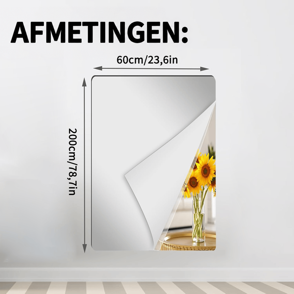 Lange, brede rechthoekige spiegelplaat op een witte muur met een omgekruld hoekje en weerspiegelde zonnebloemen, met maataanduiding. 15