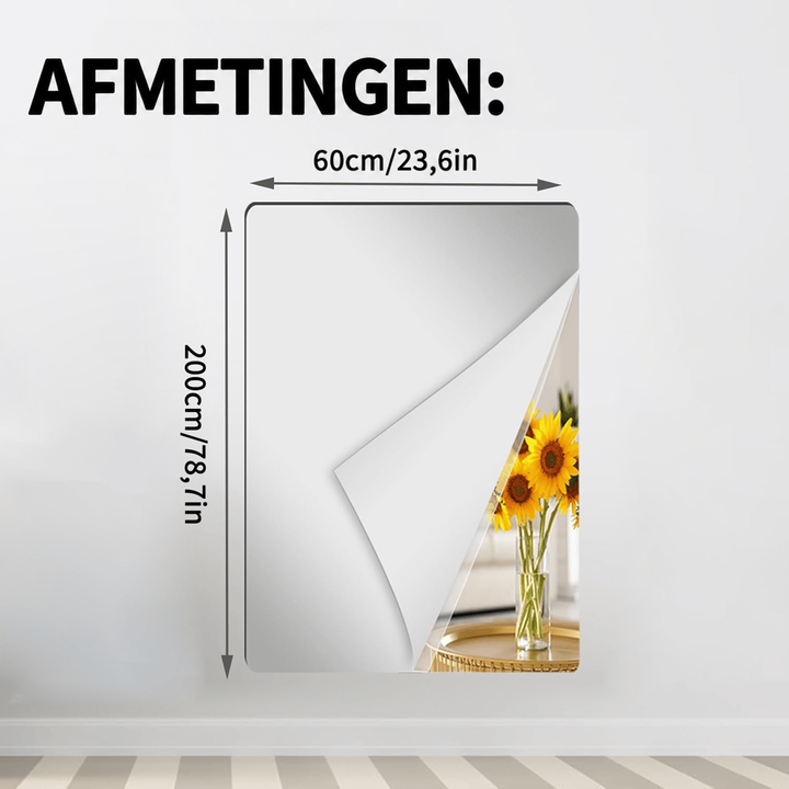 Lange, brede rechthoekige spiegelplaat op een witte muur met een omgekruld hoekje en weerspiegelde zonnebloemen, met maataanduiding. 15