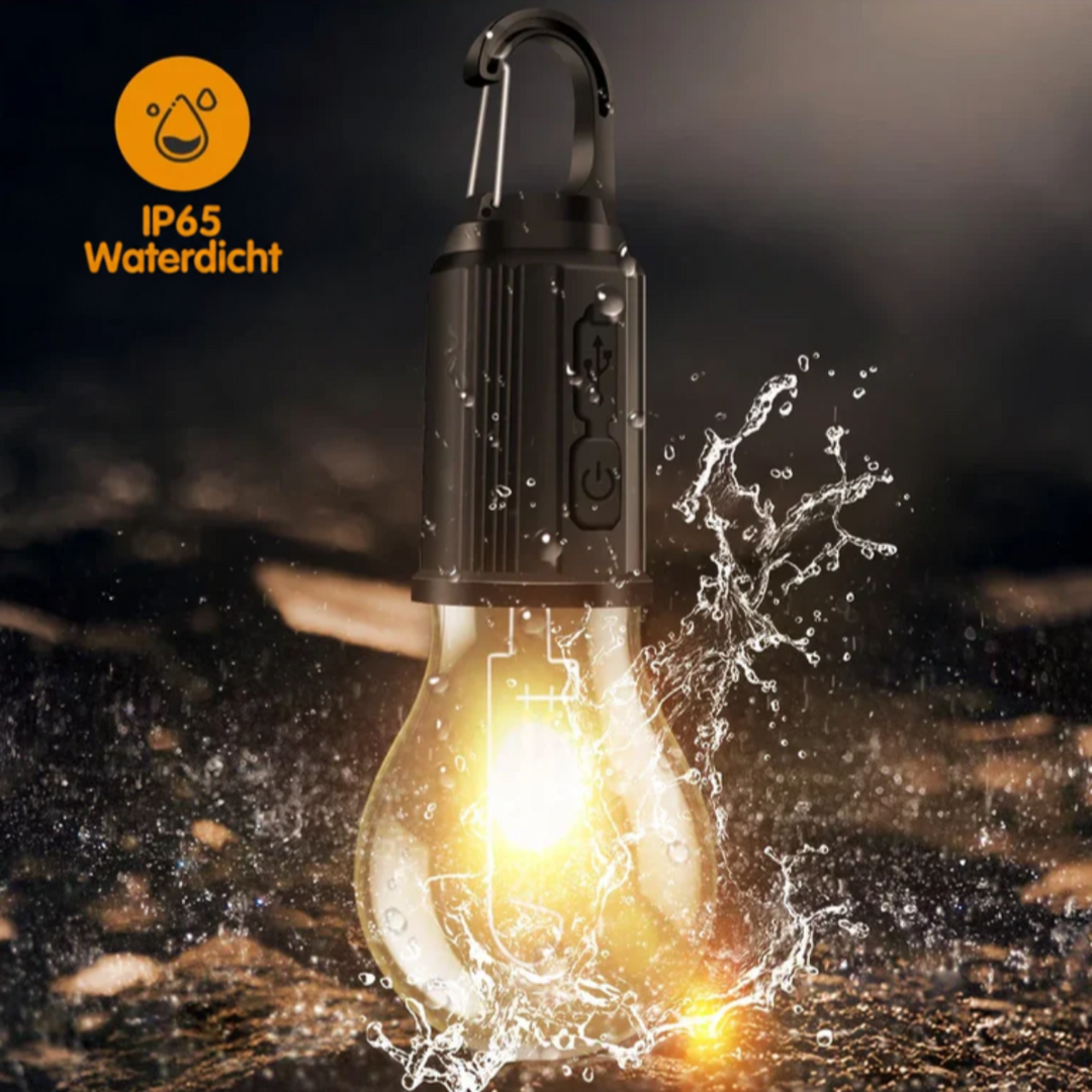 Lamp met karabijnhaak wordt bespat met water, wat het waterbestendige ontwerp in beeld brengt 9