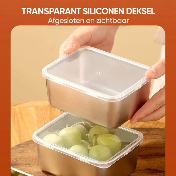 Handen plaatsen een transparant deksel op een stalen bakje met druiven, zodat de inhoud zichtbaar blijft. 9