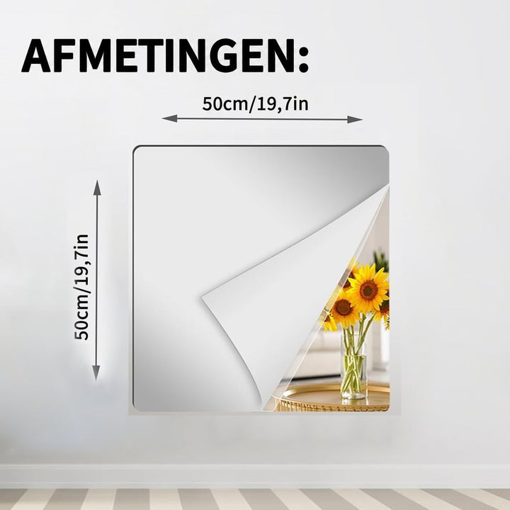 Vierkante spiegelplaat op een witte muur met een omgekruld hoekje waarin zonnebloemen in een vaas weerspiegelen, met maataanduiding voor de afmetingen. 11