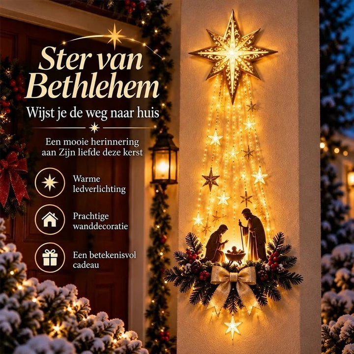 Verlichte gouden ster met lichtslierten en kerststal aan een buitenmuur naast een rode voordeur, met kenmerken ernaast 1