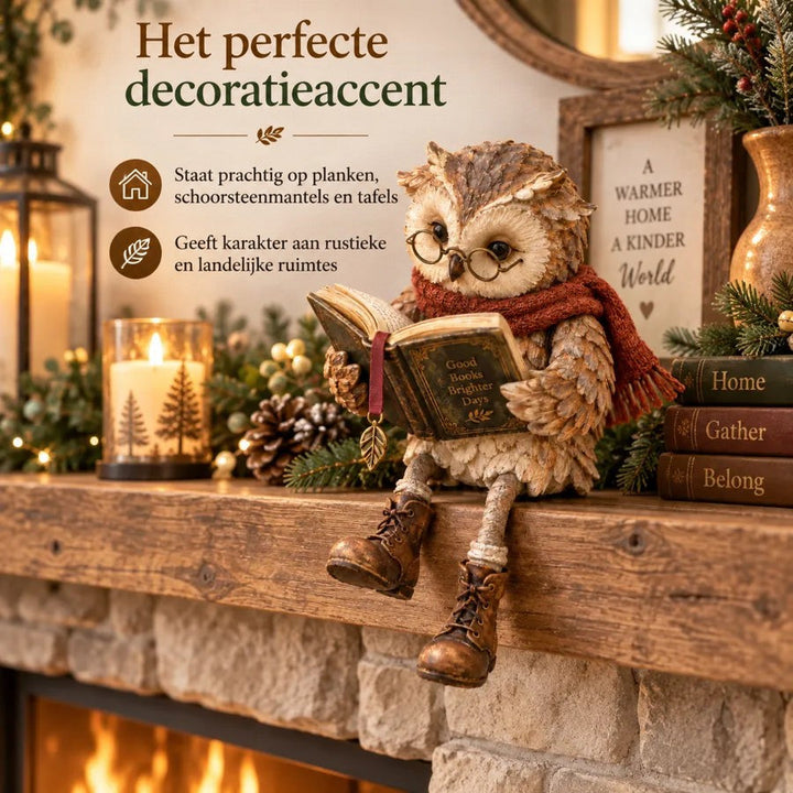 Uilbeeldje zit op een houten schoorsteenmantel tussen kaarsen en dennentakken, met bungelende laarsjes boven de stenen haard. 5
