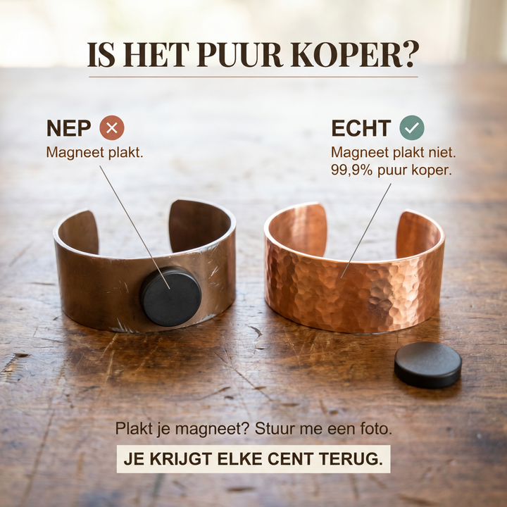 Vergelijking van twee brede manchetarmbanden: links een doffe armband met magneet eraan, rechts een gehamerde koperen armband zonder magneet. 3