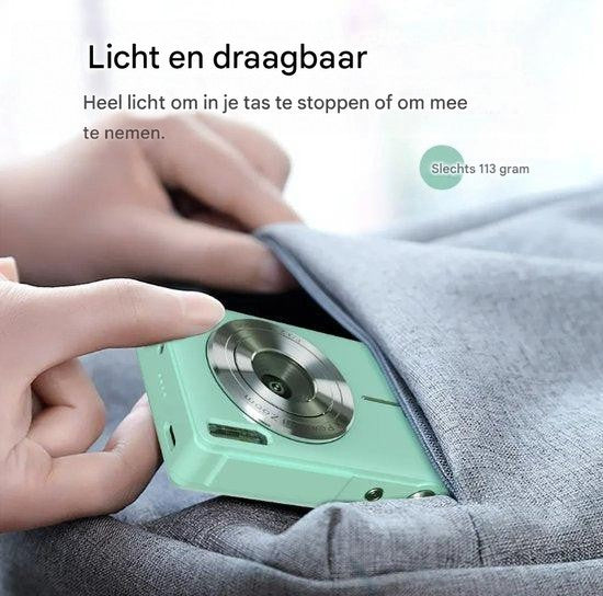 Mintgroene camera wordt door een hand in een grijze jaszak gestoken, om te tonen hoe licht en draagbaar hij is 5