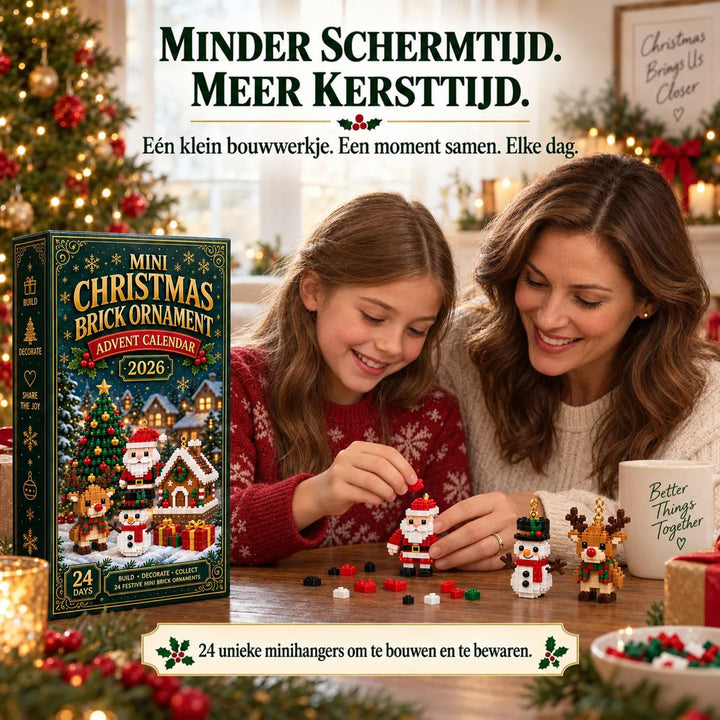 Moeder en dochter bouwen samen aan tafel een kerstman van mini-blokjes, naast de groene doos en een sneeuwpop en rendier. 1
