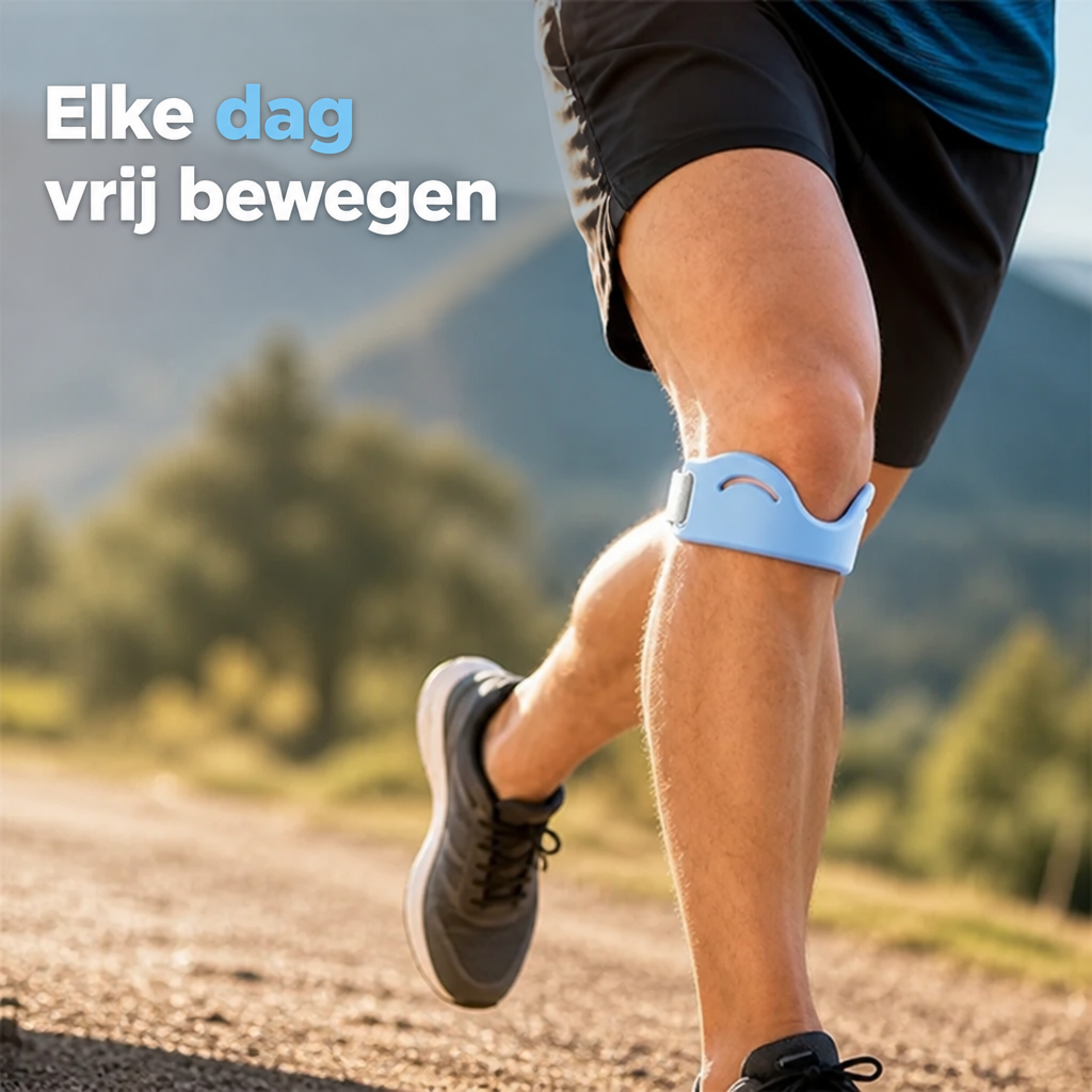 Hardloper op een bergpad draagt een lichtblauwe kniesteunband onder de knieschijf, gezien van opzij tijdens het rennen. 1