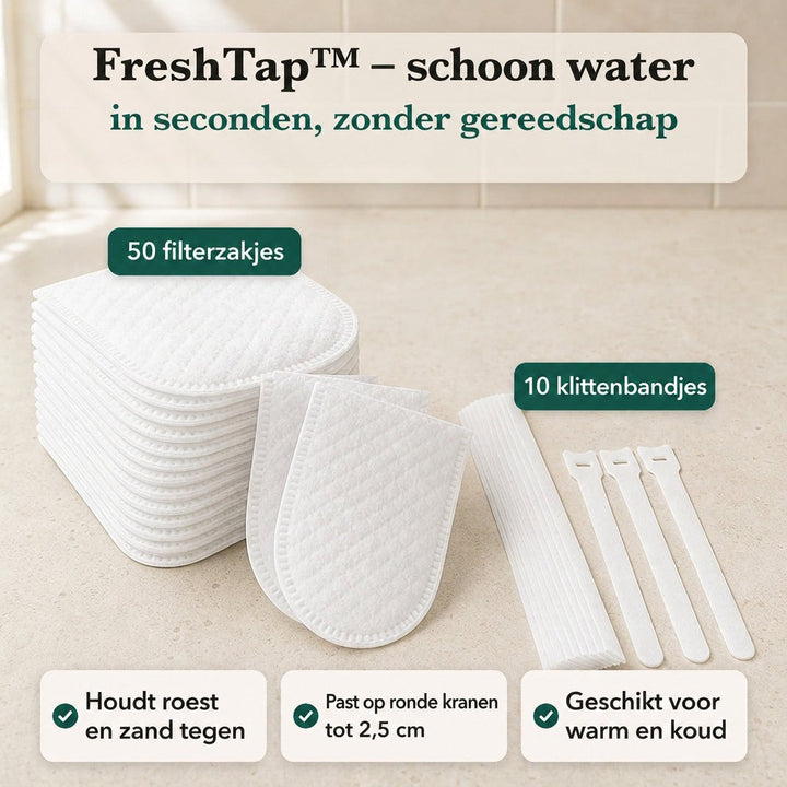 Stapel witte filterzakjes met losse zakjes en tien witte klittenbandstrips naast elkaar op een beige ondergrond. 1