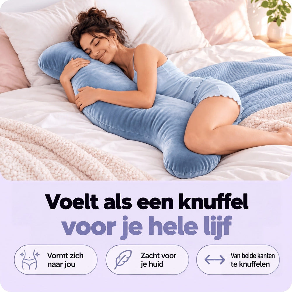 Vrouw slaapt op haar zij in bed en omhelst het blauwe S-vormige kussen 2