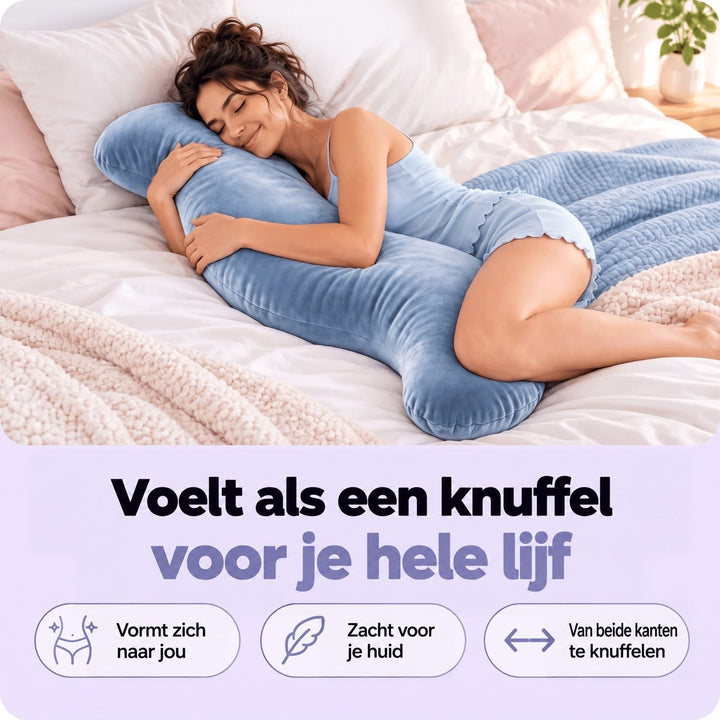 Vrouw slaapt op haar zij in bed en omhelst het blauwe S-vormige kussen 2