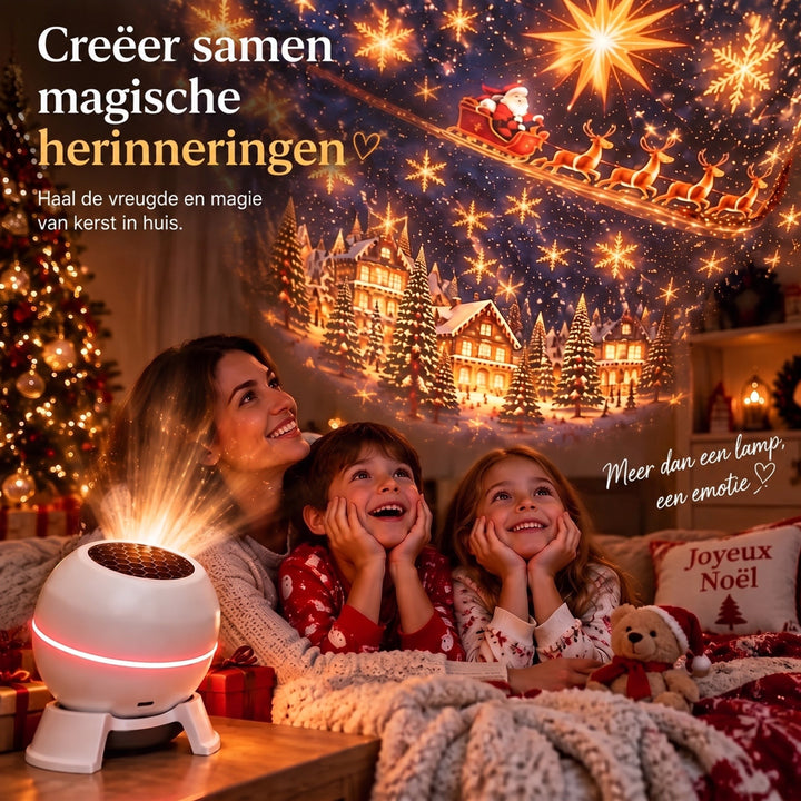 Moeder en twee lachende kinderen kijken op de bank naar de kerstprojectie aan het plafond, met de projector links op tafel. 4