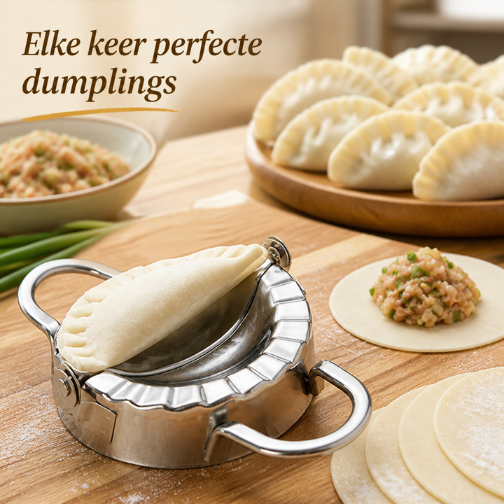 Roestvrijstalen dumplingvormpje met een gevouwen deegje op een houten plank, naast een bord afgewerkte dumplings, een schaaltje vulling en deegcirkels. 1