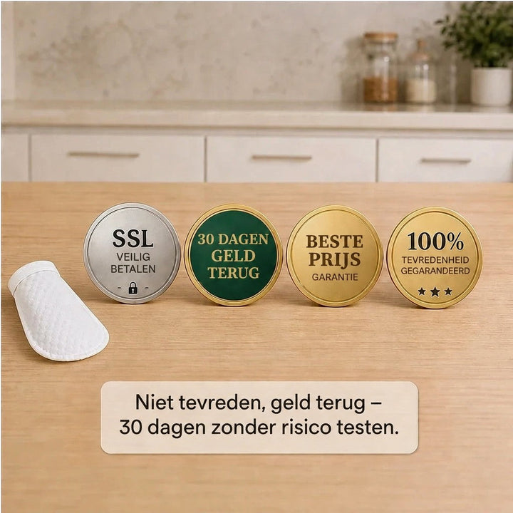 Wit filterzakje op een houten tafel naast vier ronde garantie- en betaalpenningen in een keuken. 10