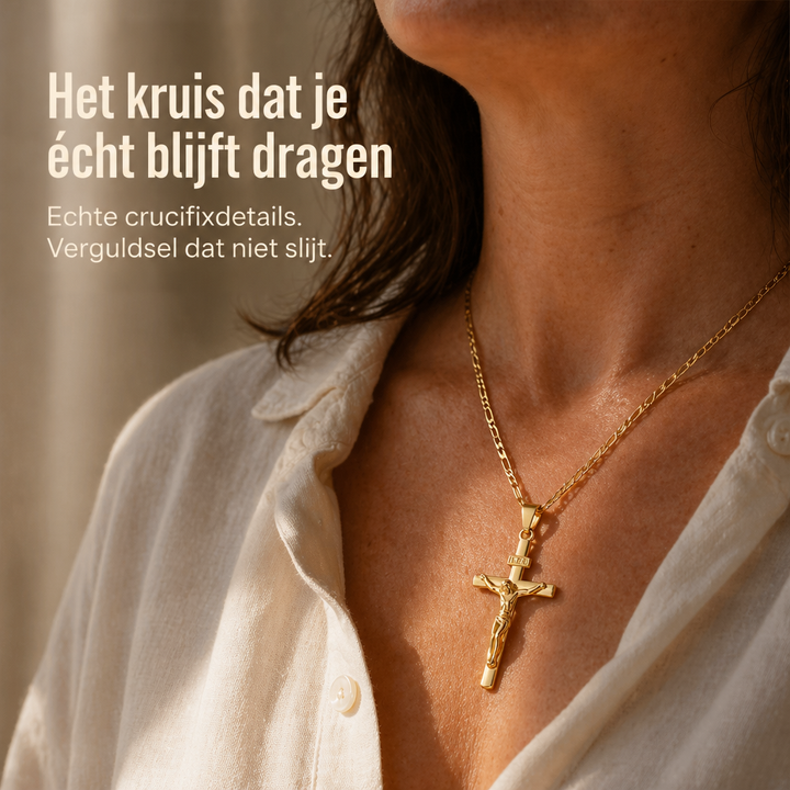 Close-up van een vrouw in een crèmekleurige blouse die het gouden kruisbeeld aan een Figaro-ketting draagt 1