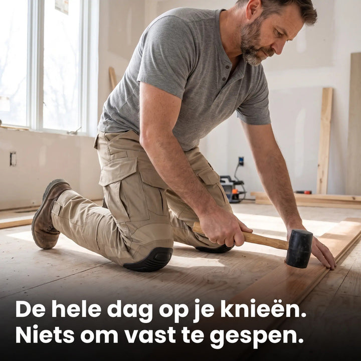 Klusser in beige werkbroek knielt op een houten vloer en slaat met een rubberen hamer, de kniebescherming rust op de grond. 3