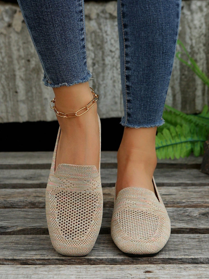 Voorkant van beige instapschoenen met open mesh op de neus en roze draadaccenten, gedragen met spijkerbroek en gouden enkelbandje. 3