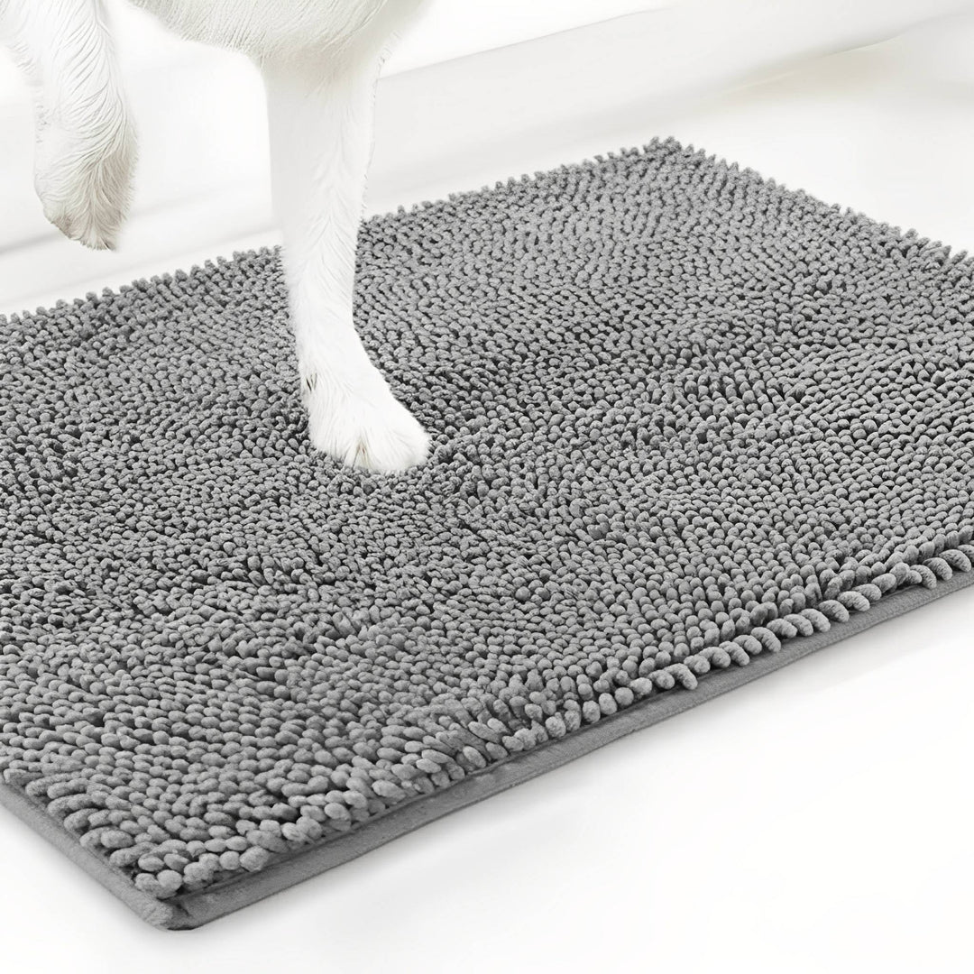 Grijze chenille mat van dichtbij, met een witte hondenpoot die in de pluisjes wegzakt. 12