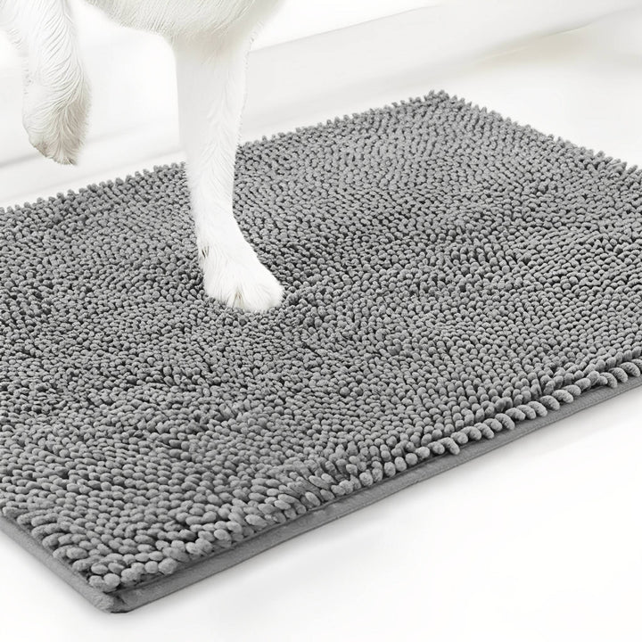 Grijze chenille mat van dichtbij, met een witte hondenpoot die in de pluisjes wegzakt. 12
