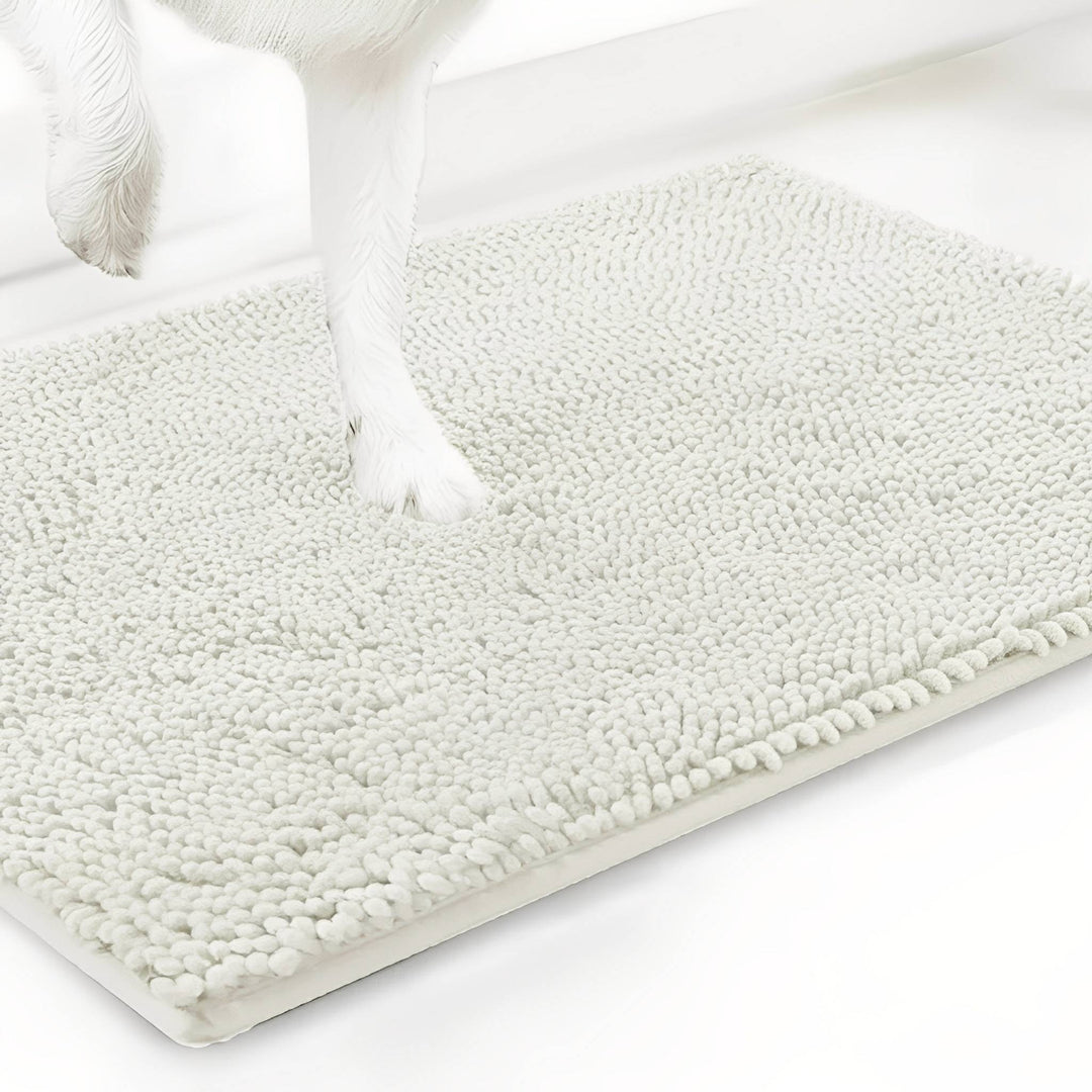 Witte chenille mat van dichtbij, met een witte hondenpoot die in de zachte vezels zakt. 20