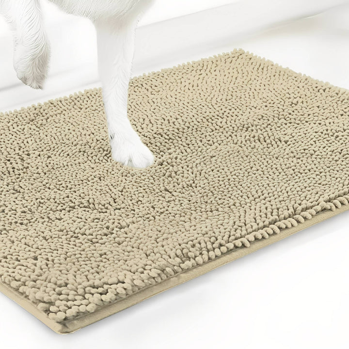 Beige chenille mat van dichtbij, met een witte hondenpoot die in de zachte vezels zakt. 13
