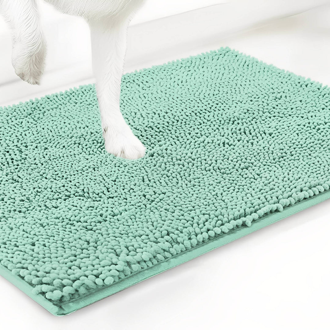 Mintgroene chenille mat van dichtbij, met een witte hondenpoot die in de zachte vezels zakt. 15