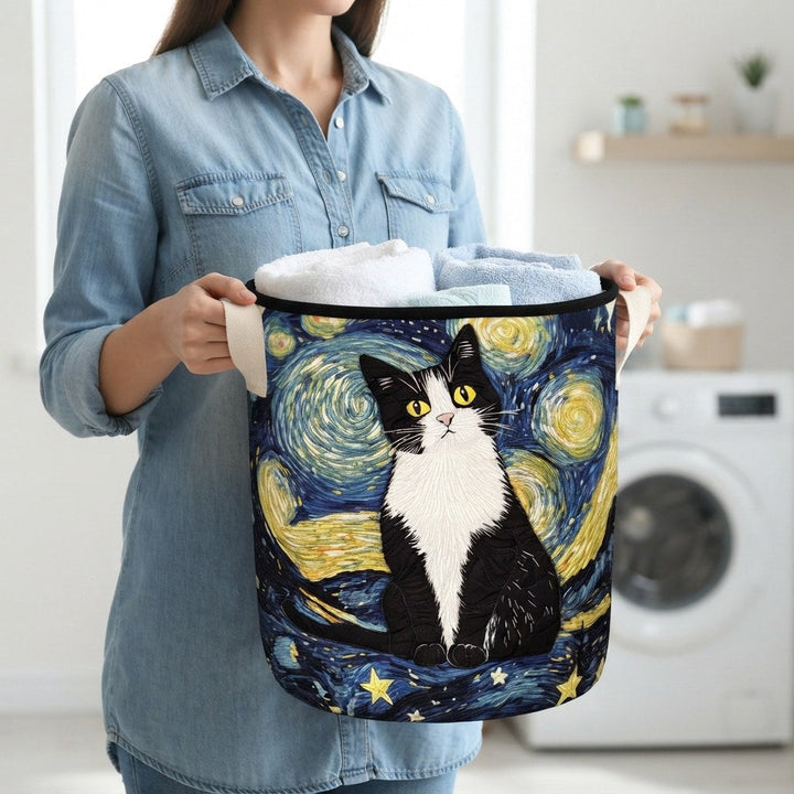 Vrouw in spijkerblouse draagt de kattenmand bij de witte handvatten, gevuld met handdoeken, voor een wasmachine. 3
