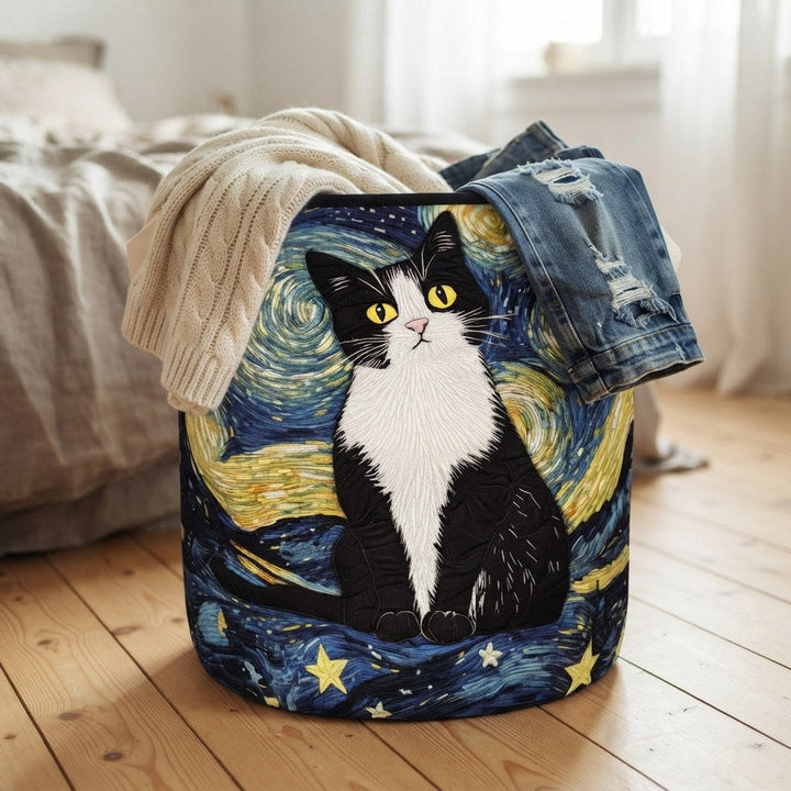 Mand met zwart-witte kat op een houten vloer naast een bed, gevuld met een crème trui en een kapotte spijkerbroek. 4