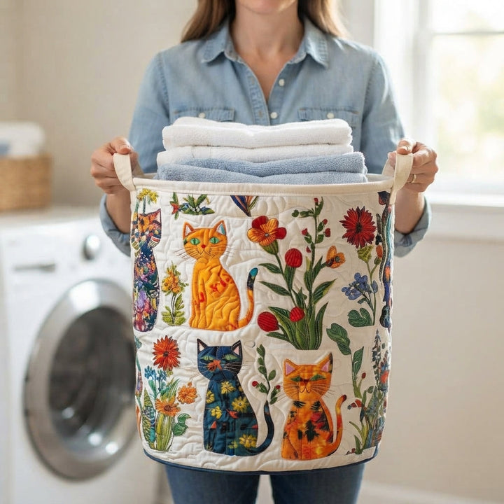 Vrouw in spijkerblouse draagt de mand aan de handgrepen, gevuld met opgevouwen witte en blauwe handdoeken bij een wasmachine. 3