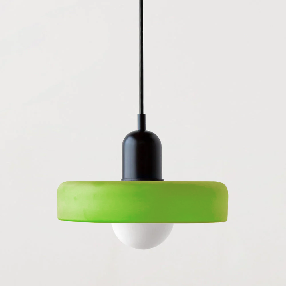 Hanglamp met limoengroene kap en mat zwarte fitting tegen een lichte achtergrond 54