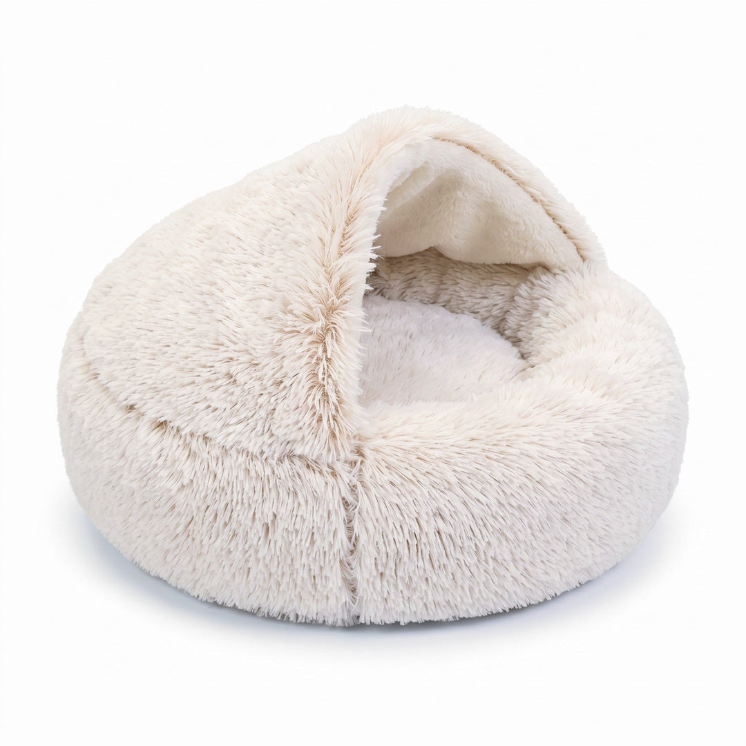 Beige pluchen holbed met opgetilde kap en lichte binnenkant, vrijstaand op een witte achtergrond. 14