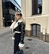Stylowa skórzana kurtka z futrzanym kołnierzem na zimne dni - Sofia