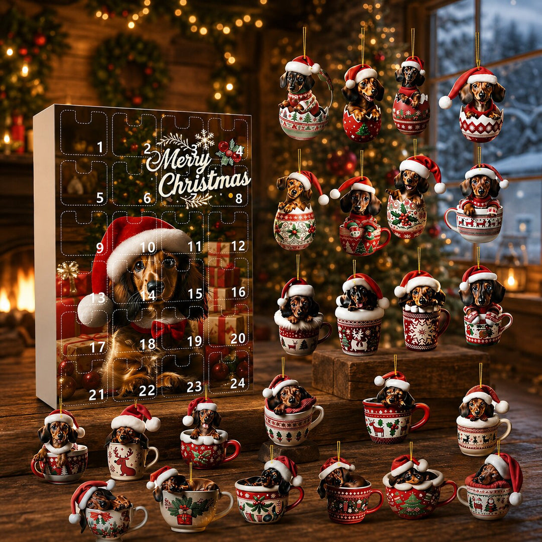 Adventskalender in een gezellige kerstkamer, omringd door alle 24 teckelhangers in kopjes en eierschalen, met open haard en sneeuwlandschap. 7
