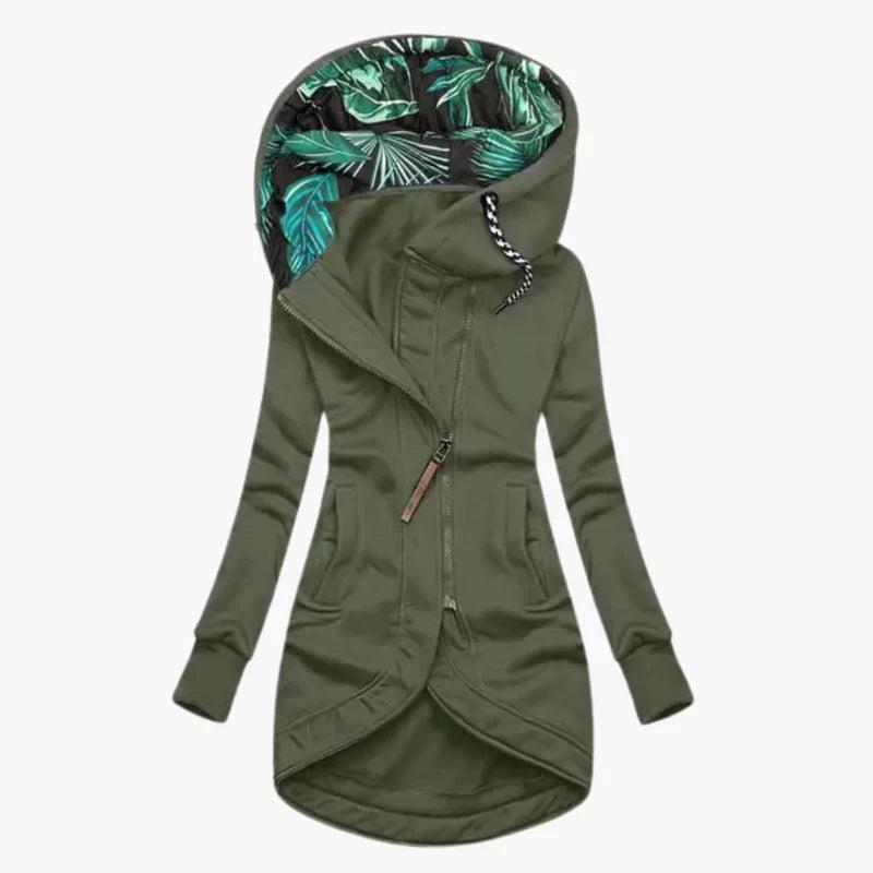 Legergroene versie van de jas met schuine rits en capuchon met groen bladerenprint in de voering. 3