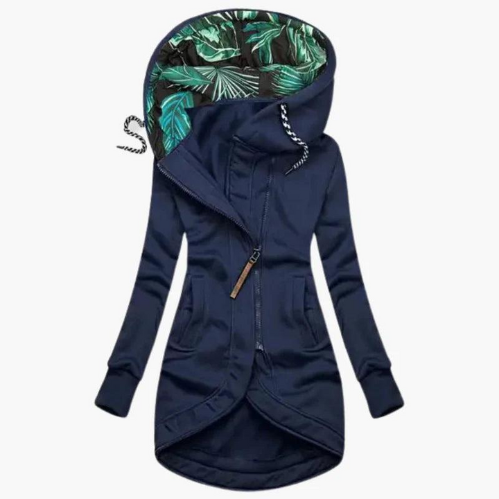 Marineblauwe versie van de jas met schuine rits, steekzakken en een capuchon met groene bladerenprint binnenin. 5