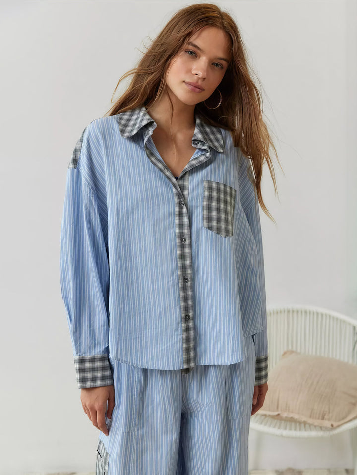 Voorkant van het blauw gestreepte overhemd met grijs geruite kraag, knoopsluiting, borstzak en manchetten, gedragen met de bijpassende broek. 5