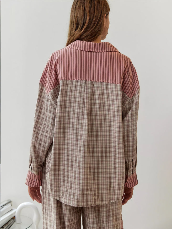 Achterkant van het roze-bruin geruite overhemd met roze gestreepte schoudersplit, kraag en manchetten, gedragen met de bijpassende broek. 8