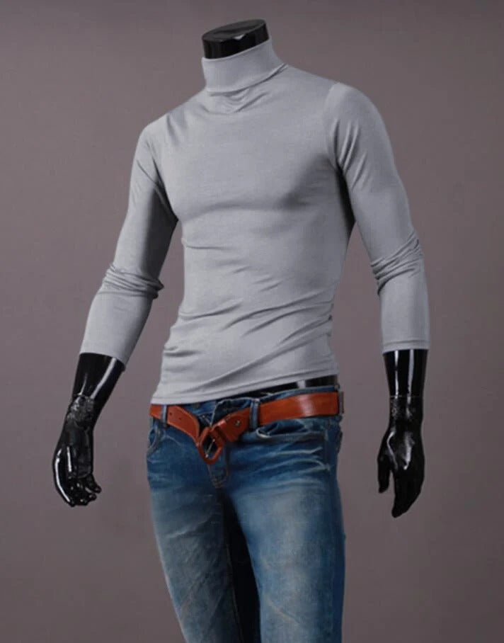 Grijs shirt met hoge hals en lange mouwen op etalagepop, gecombineerd met spijkerbroek en bruine riem 12
