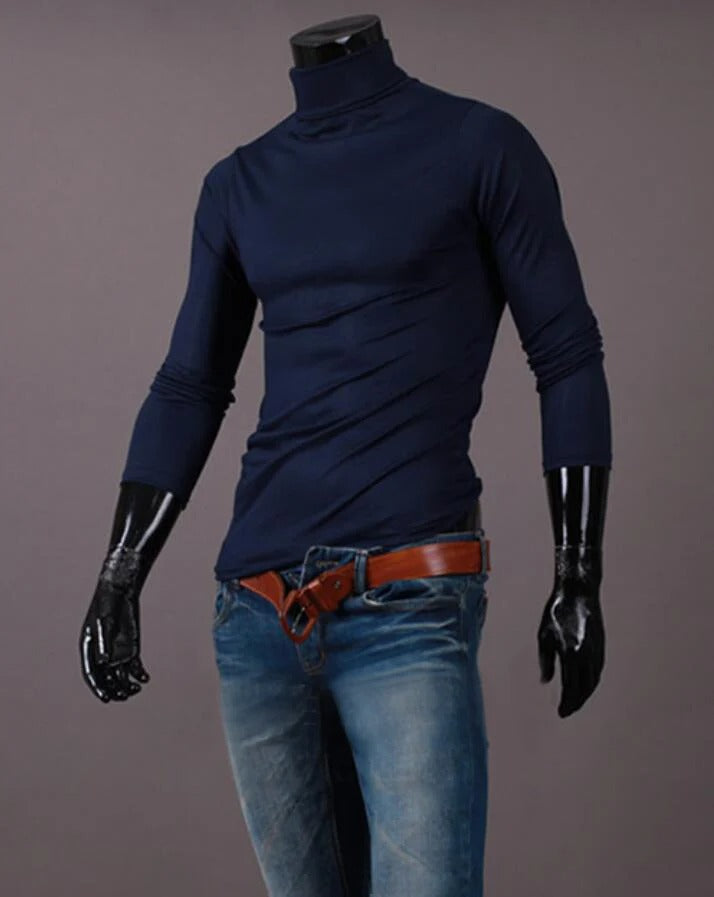 Donkerblauw shirt met hoge hals en lange mouwen op etalagepop, gecombineerd met spijkerbroek en bruine riem 13