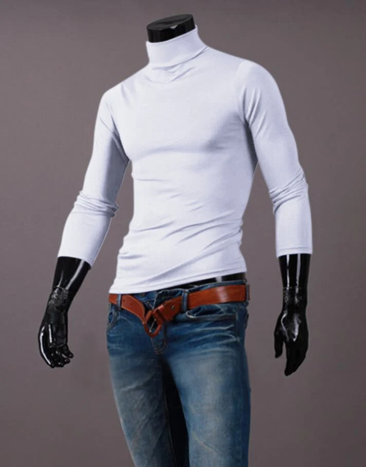 Wit shirt met hoge hals en lange mouwen op etalagepop, gecombineerd met spijkerbroek en bruine riem 11