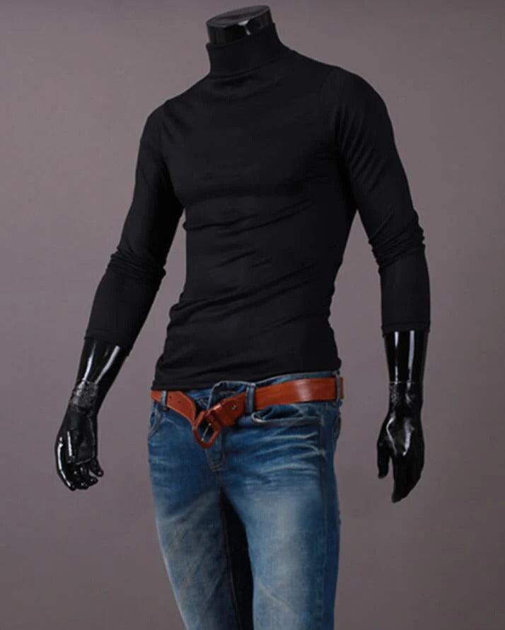 Zwart shirt met hoge hals en lange mouwen op etalagepop, gecombineerd met spijkerbroek en bruine riem 10
