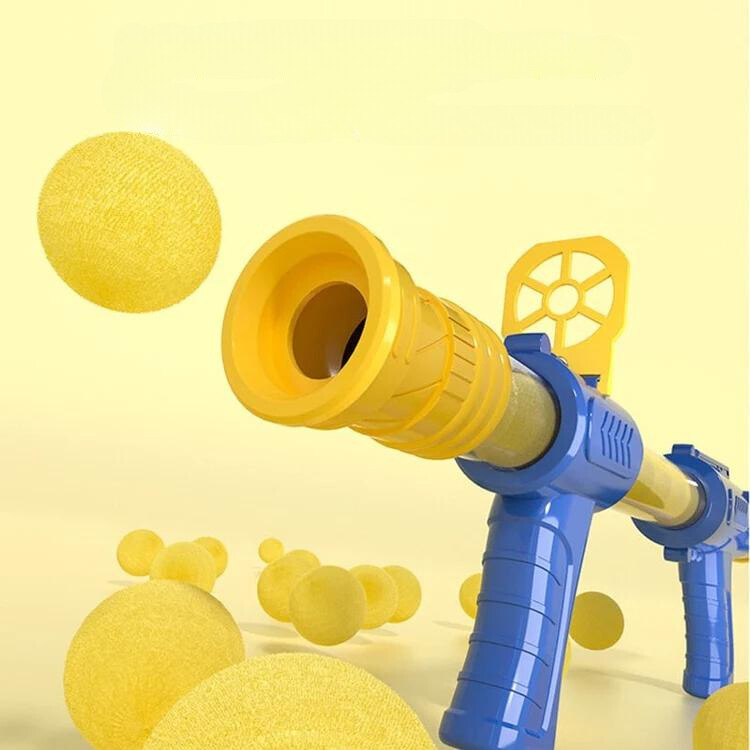 Close-up van de gele loop van het blauwe pistool met zachte gele ballen eromheen 4