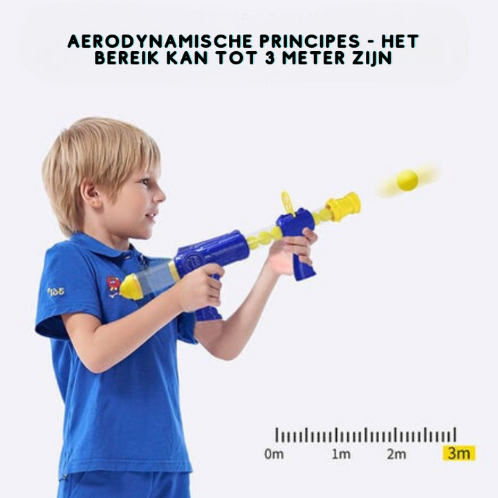 Jongen in blauw shirt schiet een gele bal af, met meetlat die een bereik van drie meter toont 9