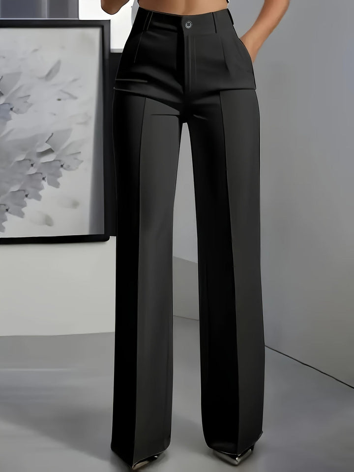 Voorkant van een zwarte broek met hoge taille en wijde pijpen, gedragen door een model 8