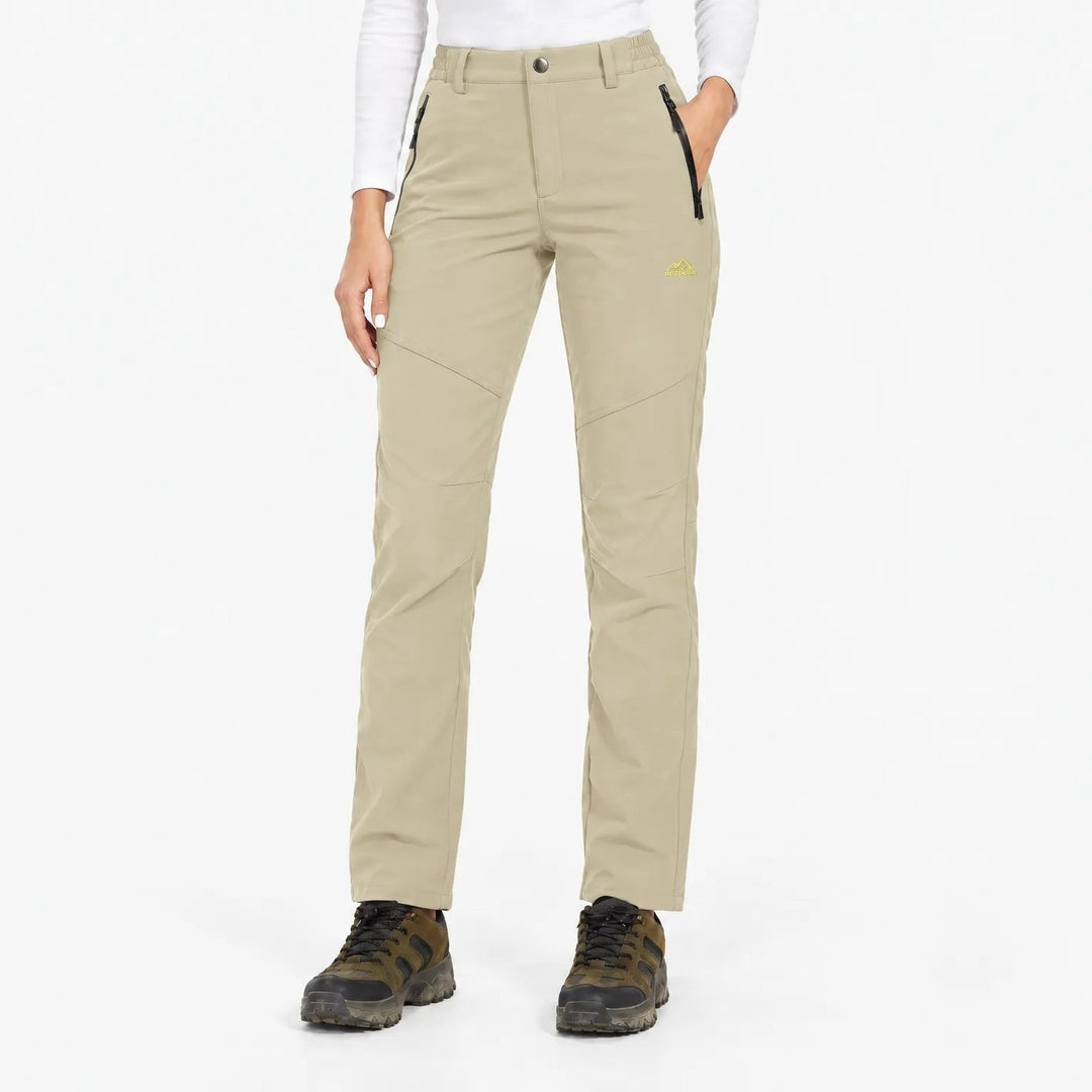 Model draagt de broek in lichtbeige met zwarte ritszakken en wandelschoenen, vooraanzicht 14