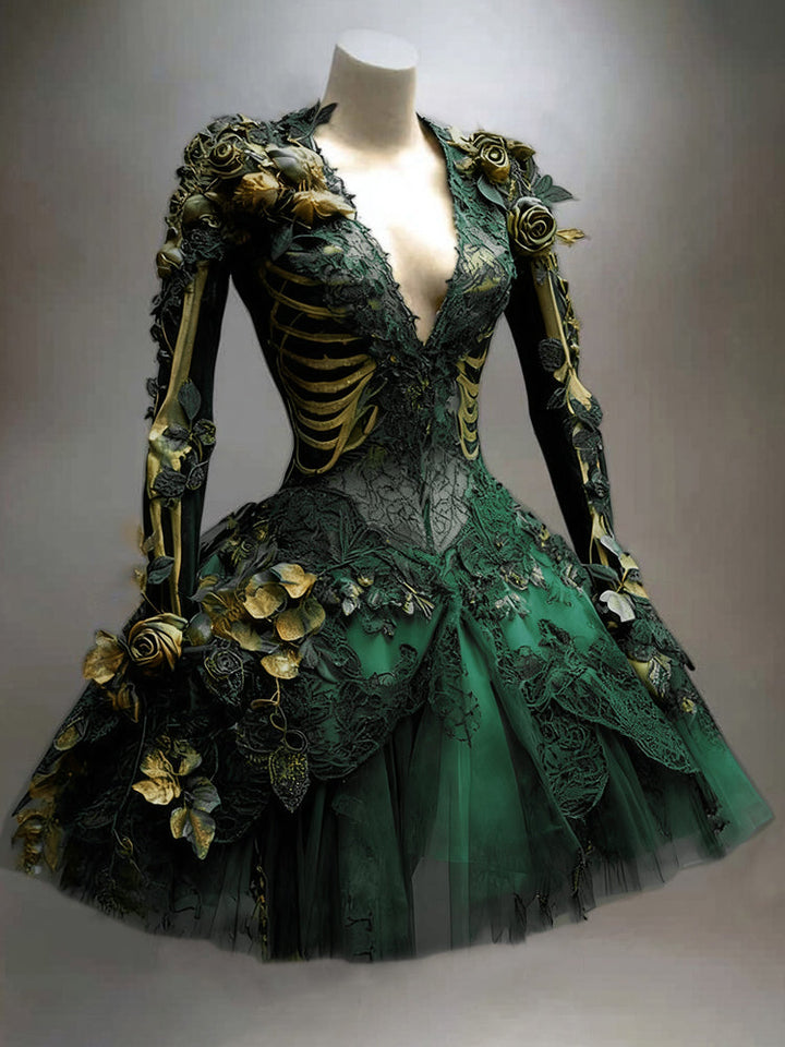 Dezelfde jurk in groen, op paspop, met gouden rozen en leerlingen van kant, gouden ribbenprint en tule rok. 4