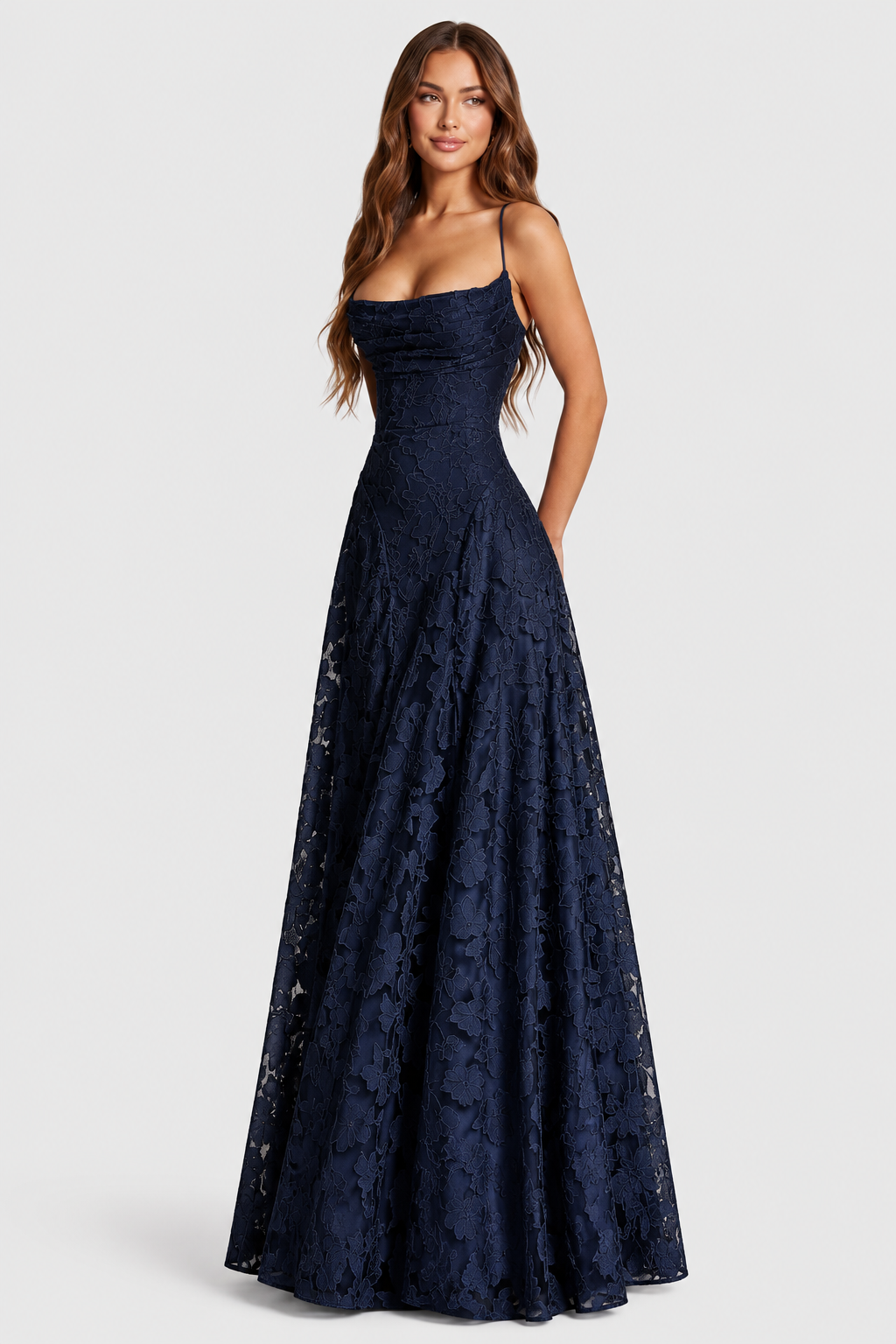 Marineblauwe jurk met bloemenkant en gedrapeerd decolleté, gedragen door een model in driekwartaanzicht. 12